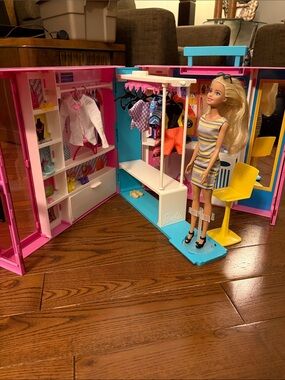 Barbie Dream Closet with Blonde Barbie Doll & 25+ Pieces